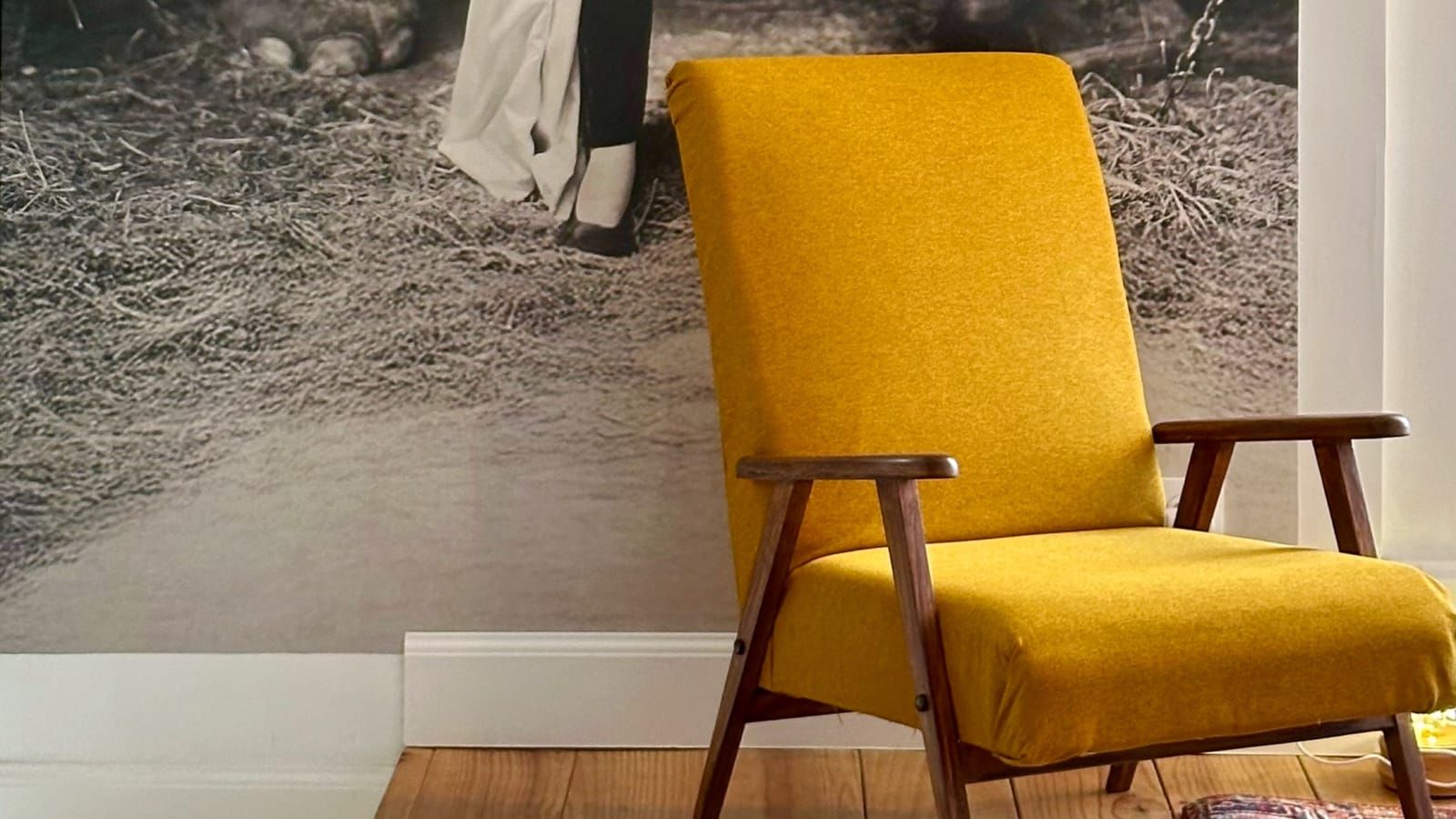 Salon d'attente : fauteuil jaune devant un papier peint panoramique