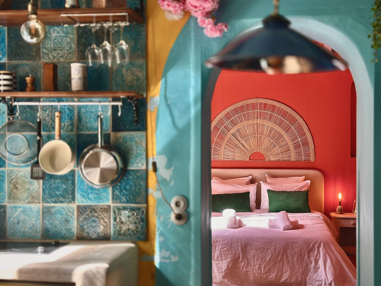 Cuisine aux faïences turquoise teintées à la main, casseroles suspendues